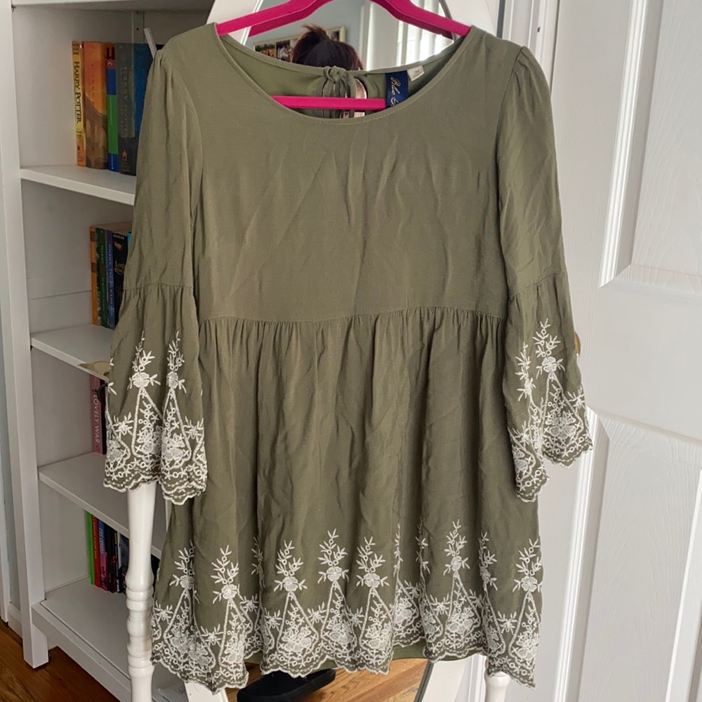 Blue rain long sleeve green embroidered dress size medium